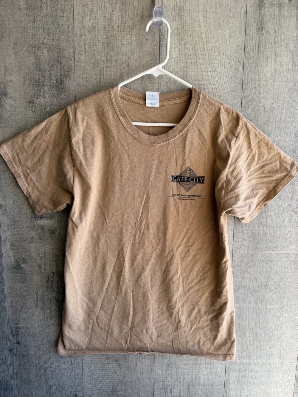 Gate City Beverage Distributors Men’s Tan Brown T Shirt Medium M Graphic Logo‎